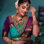 Abhirami Venkatachalam Instagram - The wedding vibe ( only for shoot 😉) PC: @picartisan Makeup artist: @deepika.nathan Hairstylist: @hairtales.by.punithavathy Saree: @pramoda_sarees Jewels: @aaranyarentaljewellery