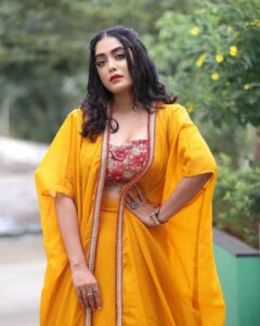 Abhirami Venkatachalam Instagram - Mehendi look for my besties mehendi function 💛  Photography- @haran_official_  Hair&makeup- @pavihairandmakeup ♥️ Assisting- @makeover_by_maggie ♥️
Outfit- @thorkal_couture_official ♥️ Thank you haran for editing it in less than 24hrs , quick shoot but quality one 😉 thank you my Esther pattu for the beautiful outfit stitched in less than two days and last but not least my babies @pavihairandmakeup & @makeover_by_maggie always there for me and perfectionist duo ..... #mehendi #look #traditional #yellow #love #outfits #crazy #me #kisses #hugs #diwali #feel #chennai #tamilcinema #abhiramivenkatachalam #ammu