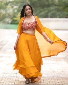 Abhirami Venkatachalam Instagram - Mehendi look for my besties mehendi function 💛  Photography- @haran_official_  Hair&makeup- @pavihairandmakeup ♥️ Assisting- @makeover_by_maggie ♥️
Outfit- @thorkal_couture_official ♥️ Thank you haran for editing it in less than 24hrs , quick shoot but quality one 😉 thank you my Esther pattu for the beautiful outfit stitched in less than two days and last but not least my babies @pavihairandmakeup & @makeover_by_maggie always there for me and perfectionist duo ..... #mehendi #look #traditional #yellow #love #outfits #crazy #me #kisses #hugs #diwali #feel #chennai #tamilcinema #abhiramivenkatachalam #ammu