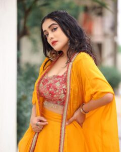Abhirami Venkatachalam Instagram - Mehendi look for my besties mehendi function 💛  Photography- @haran_official_  Hair&makeup- @pavihairandmakeup ♥️ Assisting- @makeover_by_maggie ♥️
Outfit- @thorkal_couture_official ♥️ Thank you haran for editing it in less than 24hrs , quick shoot but quality one 😉 thank you my Esther pattu for the beautiful outfit stitched in less than two days and last but not least my babies @pavihairandmakeup & @makeover_by_maggie always there for me and perfectionist duo ..... #mehendi #look #traditional #yellow #love #outfits #crazy #me #kisses #hugs #diwali #feel #chennai #tamilcinema #abhiramivenkatachalam #ammu