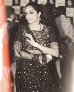 Abhirami Venkatachalam Instagram - Throwback with Mirchi awards @radiomirchi 
Makeup- @glossy_makeove  outfit- @stay__slay hair- @sudas_makeover