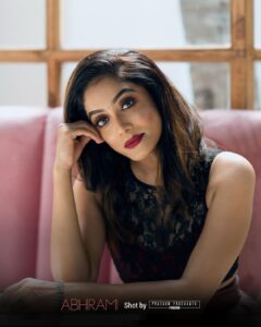 Abhirami Venkatachalam Instagram - Naan maranda kavidaigalai  Munnum pinnum  Muranpadithi  Nyabagapaduthugirai  En kavidai  Inippu kadalaai  Olikiradu  Un idazhgalil 💋  #happyvalentinesday  Bindi look  just done for @artistrybyolivia darling.... shoot for my favourite team-  Makeup- @artistrybyolivia  Hair- @jayashree_hairstylist  Photography- @prachuprashanth