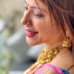 Addite Shirwaikar Malik Instagram - I choose classic😍 #desigirl #festive Saree credits Styled by @pratikshachandak Assisted by @m_shalini.stylist Saree by @narayaniweavesbyramya Jewellery by @aquamarine_jewellery