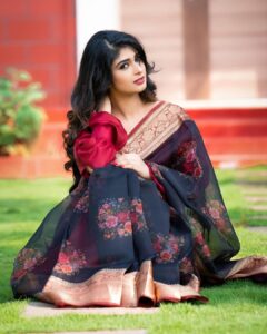 Aditi Prabhudeva Instagram - Win the heart ❤ . . . . . Shoot for @roopsangam_silks Photography @rainbow_photography_official