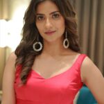 Aditi Sharma Instagram - ‘Strong enough to Hold on and Strong enough to Let go ‘🌼 Give me Reddd 💃🦋 Have a hapyyyy day 🌈🌻 #wednesdaywisdom 😇 #strongwomen 💓