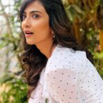 Aditi Sharma Instagram - Simplicity is the ultimate sophistication 🌈🤍 #lifeisbeautiful 😇🧿 #staystrong 🌹#thursdayvibes