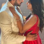 Aditi Sharma Instagram - When our souls light up and warm all the cockles of our hearts♥️💃🕺 Thank you for giving us #kathaankahee team so much loveeee💓 This one is for our wonderful audience 💓 #gratefulheart #sneakpeek 🌻