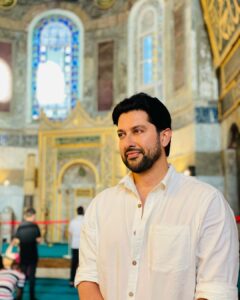 Aftab Shivdasani Instagram - ‘Religion is following the messenger,
Spirituality is following the message.’ 💌✨☮️ 
#loveandrespect #peace