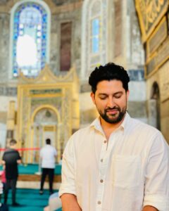 Aftab Shivdasani Instagram - ‘Religion is following the messenger,
Spirituality is following the message.’ 💌✨☮️ 
#loveandrespect #peace