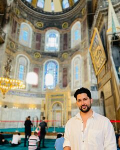 Aftab Shivdasani Instagram - ‘Religion is following the messenger,
Spirituality is following the message.’ 💌✨☮️ 
#loveandrespect #peace