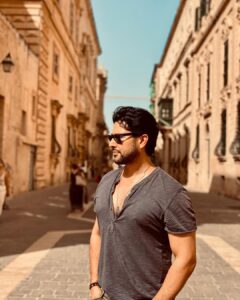 Aftab Shivdasani Instagram - Your heart tells you big things in little ways…
Listen. 💫🤍
- Butterflies rising.