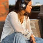 Aisha Sharma Instagram - "Embracing the sleek and stunning world of Dyson Zone! ✨💨 From enjoying my downtime to working out, the rich audio quality transports you to another world! #DysonZone #dysonindia #gifted @dyson_india