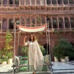 Aisha Sharma Instagram - Happy Women’s Day & A very happy Holi . ♥️#incredibeindia #travel #aishatravels Narender Bhavan, Bikaner