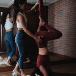 Aisha Sharma Instagram - Quality is not an act ,it is a habit. ~ Aristotle #mondaymotivation #happymonday #headstand #fitness #workoutmotivation #workoutwithaisha