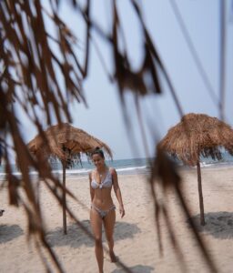 Aisha Sharma Instagram - Monday blues .. what blues 🙊😜 #monday #beach #beachbum #beachlife