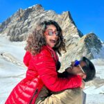 Aishwarya Sharma Bhatt Instagram - When Romance goes wrong 😂😂 #insaneversion of “Tum Kya Mile” 😂😂😂 VC @mr.pro_boy @myswitzerlandin @interlaken @jungfraujochtopofeurope #aishwaryasharma #neilbhatt #neilkiaish #ineedswitzerland #funnyreels #tumkyamile #rockyandranikipremkahani #switzerland #interlaken #jungfrau #reelitfeelit #trendingreels #trendingsong #stayhappy Jungfraujoch-Top of Europe