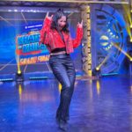 Aishwarya Sharma Bhatt Instagram - Once a Khiladi Always a Khiladi ❤️ Thankyou Rohit sir @itsrohitshetty for being our mentor, for motivating all of us on every step of our journey so greatful to you 😇🙏🏻 Thankyou @colorstv & @endemolshineind it was great working with you all 😊 Special thanks to @zubin_khan @krunali._ @pooja_833 for being there for us whenever we all needed you guys 😘🤗 Thanks @samarpitbajaj for annoying me a lot 😂😂😂 And thanks to the whole kkk team and all contestants love you all 😘❤️🙏🏻 Jewellery: @azotiique Heels: @londonrag_in Stylist: @stylebysaachivj Team:@sanzimehta777 @ Hair by @farhastylist Makeup by @reshamkundnani #kharonkekhiladi #khatronkekhiladi13 #kkk13 #aishwaryasharma