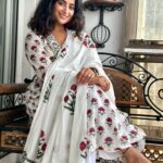 Aishwarya Sharma Bhatt Instagram - सादगी ❤️ #aishwaryasharma #indianattire #throwback #ootd #simplicityatitsbest Mumbai, Maharashtra