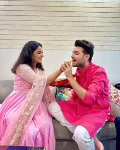 Aishwarya Sharma Bhatt Instagram - Happy Rakshabandhan ❤️🤗🙏🏻

#aishwaryasharma #vihanverma #sharmaverma #bhaibehen #rakshabandhan #rakshabandhan2023