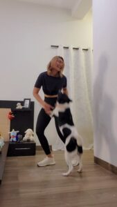 Akshara Reddy Instagram - My dancing partner 🤪🐶
#aksharareddy #biggbossakshara #biggboss