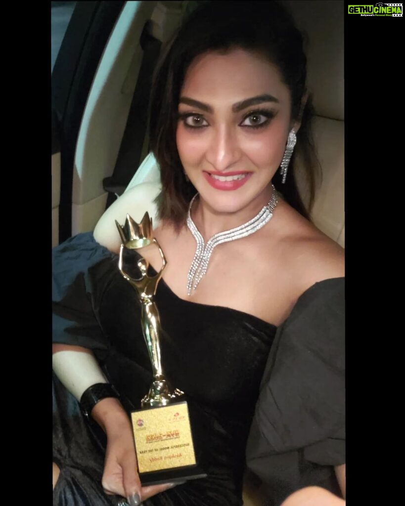 Akshara Reddy Instagram - SUCCESSFUL MODEL OF THE YEAR 2022 award goes to Guggu papaa ... yeh.. yeh.. yeh.. Thank you IIVA 2022 for recognising my hardwork in this industry... thank u @mrsmandybose @mdaeventsproductions P.S. Lots of love to all my lovely fans!! U guys mean a lot to me💖 Wardrobe:@naushinkiran Styling:@shreshta_iyer Jewellery: @fineshinejewels Hilton Chennai
