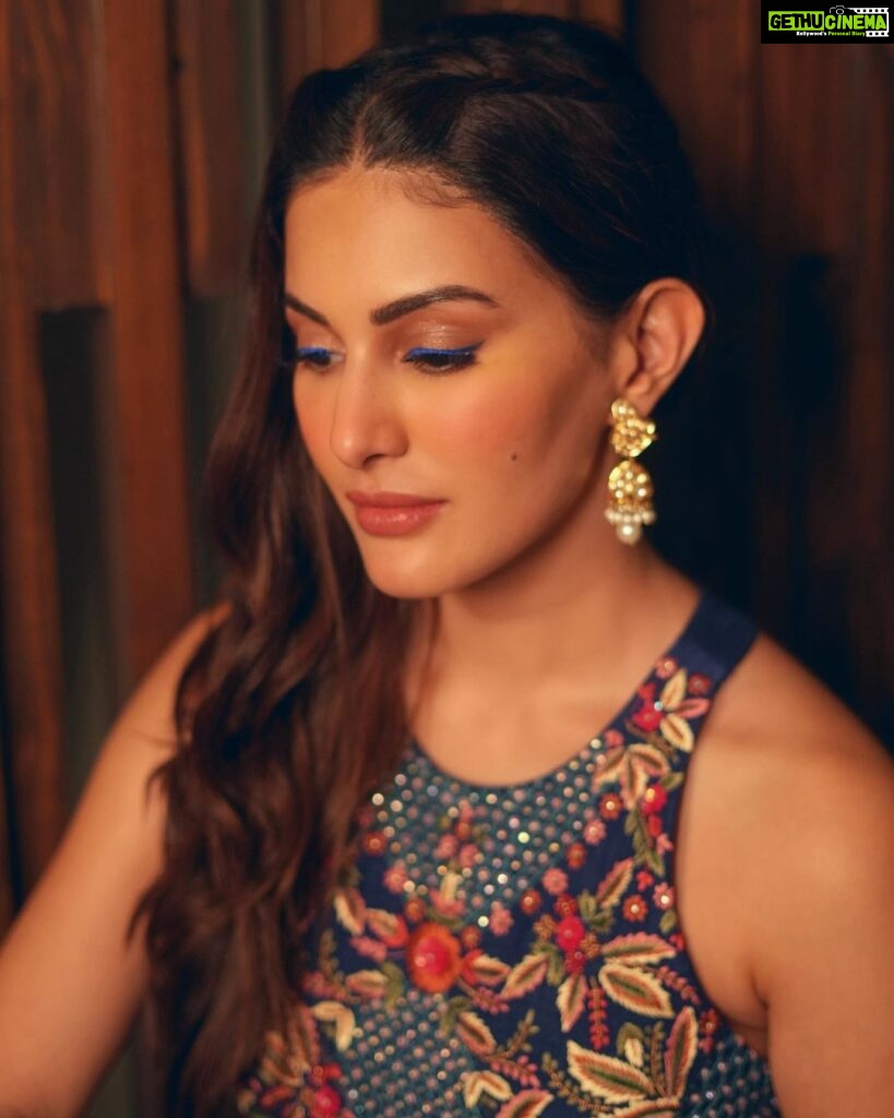 Amyra Dastur Instagram - 🌈 Anyhow Mitti Pao 🎭 Press Meet, Channel interviews aur fan interactions!! Hum aa rahe hain cinema halls vich 6th October 2023 💫 . . . Wearing @kalista.official Jewellery @jewellerybydivyachugh Styled by @thenanditakohli Assisted by @bavleensethi MUA @makeupbysoniakrishna Hair stylist @ashish_hairstylish 📸 @justsandy719 . . . #punjabimovie #punjabi #punjab #punjabisongs #punjabisuits #newmovie #punjabiswag #anyhowmittipao Chandigarh, India