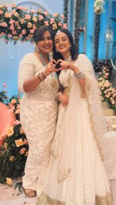 Anisha Hinduja Instagram - Gajre ne le li meri jaaaaaan! 💃
.
.
.
.
#hansa #gajra #kavyaluthra #rakhiluthra #team #kundalibhagya #bts #fun #masti #trending #trendingreels #❤️ #happiness #jodi #instagood