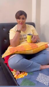 Anisha Hinduja Instagram - There’s no time to be bored in a world as beautiful as this #♥️ #reelitfeelit  #makeup #room #entertainment #morning #vibes #instagood #shooting #chai