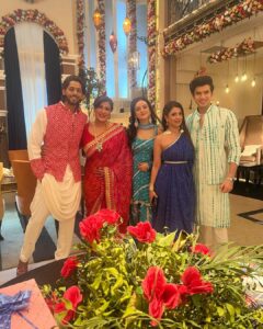 Anisha Hinduja Instagram - Family is where life begins and love never ends #❤️ #🧿 
#our #bonding #needs #nofilter 
#only #love 
#kundalibhagya