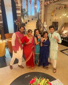 Anisha Hinduja Instagram - Family is where life begins and love never ends #❤️ #🧿 
#our #bonding #needs #nofilter 
#only #love 
#kundalibhagya