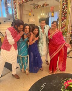 Anisha Hinduja Instagram - Family is where life begins and love never ends #❤️ #🧿 
#our #bonding #needs #nofilter 
#only #love 
#kundalibhagya