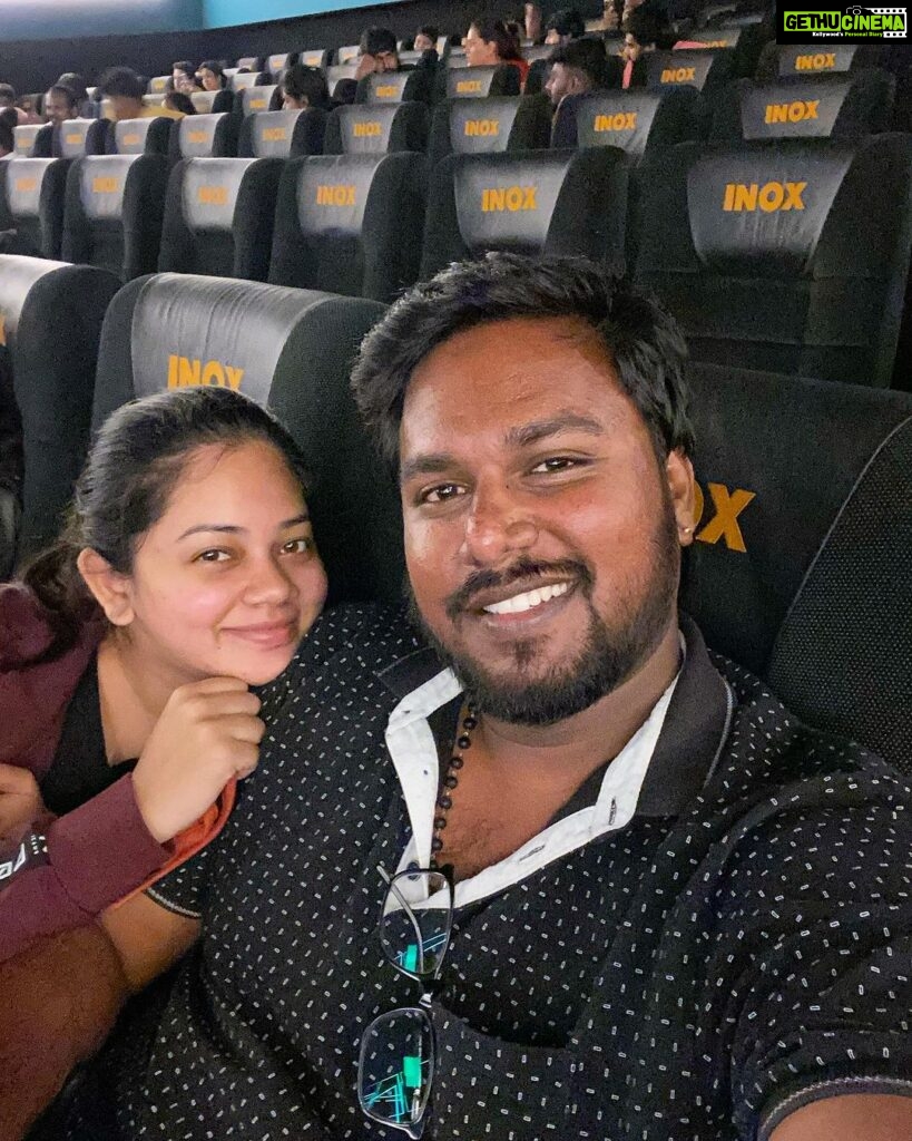 Anitha Sampath Instagram - What others see: us,the chairs,etc Vs me: aha kammal poda marandhutome!!! 🤦🏻‍♀️ ❤️night show #jawan.. #anithasampath #jawaan #shahrukhkhan #deepikapadukone #nayanthara INOX National - Virugambakkam