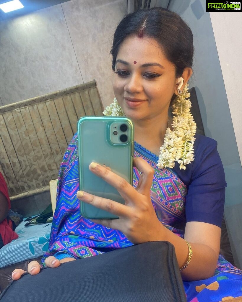 Anitha Sampath Instagram - Mark antony shooting spot! Pic from the caravan! Thank u so much for all your positive feedback and wishes thangams😍 means a lot! And this 70s look on screen was my self makeup! 😅 #anithasampath #markantony #selvaraghavan #actorvishal #sjsurya