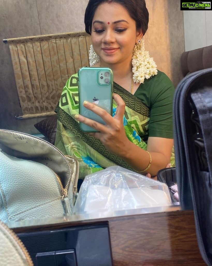 Anitha Sampath Instagram - Mark antony shooting spot! Pic from the caravan! Thank u so much for all your positive feedback and wishes thangams😍 means a lot! And this 70s look on screen was my self makeup! 😅 #anithasampath #markantony #selvaraghavan #actorvishal #sjsurya