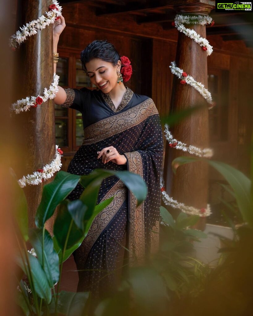 Anju Kurian Instagram - 🌹🌹🌹 📸- @shafishakkeer 💄- @shari_naressh Stylist - @rashmimuraleedharan Wardrobe - @pothyskerala