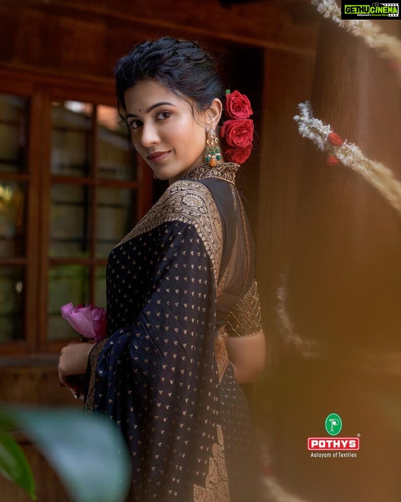 Anju Kurian Instagram - Celebrate Onam in style ✨. Embrace tradition and elegance of handwoven Butta Banaras sarees. Adorn yourself in the intricate designs that reflect the essence of Kerala's rich culture. Brand : @pothyskerala Photography: @shafishakkeer MUA: @shari_naressh Styling: @rashmimuraleedharan