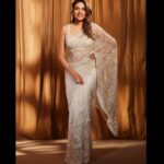 Anjum Fakih Instagram - May Maa Durga bless you & your family… May this Navratri be filled with love & devotion… May the rhythm of garba fill your souls with happiness… #HappyNavratri ♥️🙏🏼♥️ . Exclusively styled by @kapoormohit888 Photography @maanoj77 Hair & makeup @beautybythebeastt Jewellery @deepkiran_jwellers_ Saree @frontierphagwara