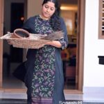 Anumol Instagram - നാളെ കർക്കിടകം 1. ഓണക്കാലാവാറായി. വൈകാതെ ചിങ്ങം പുലരും. ‘പൊൻ ചിങ്ങം’ എന്നാണല്ലോ പറയ്യ. കൊയ്ത്തിൻറെ, സമൃദ്ധിയുടെ ചിങ്ങം. സന്തോഷം കൊണ്ടു ചിങ്ങം ചിണുങ്ങിച്ചിണുങ്ങി എത്താൻ ഇനി ഒരു കടമ്പ കൂടീണ്ട്; നമ്മുടെ ‘കള്ളക്കർക്കിടകം’. അങ്ങനെ വിളിക്കണത് ഈ തോരാ മഴ കാരണം തന്നെയാവും, അല്ലെ? ഒരു സ്ഥലത്തക്കും ഇറങ്ങാൻ മഴ കൂട്ടാക്കില്ല. പോപ്പിക്കുടയും പിടിച്ച് സ്കൂളിൽ പോയ് വരുന്ന കുട്ടികൾക്ക് രോഗങ്ങൾ വരാനും എളുപ്പം. കഴിഞ്ഞ കൊയ്ത്തിന്റെ നെല്ല് കൂട്ടിയിട്ടോടത്ത് അടി കണ്ടു തുടങ്ങി. ഈ മാസം എങ്ങനേം തള്ളി നീക്കണം. ചിങ്ങം എത്താൻ ഇനി ഒരു സ്റ്റോപ്പുംകൂടിയേള്ളു എന്ന പ്രതീക്ഷയിലാണ് നമ്മളൊക്കെ. ഐശ്വര്യവും സമൃദ്ധിയും കൊണ്ടു വരുന്ന ചിങ്ങത്തിനെ വരവേൽക്കാൻ വീടും തൊടിയും മനസ്സും ശരീരവും ഒക്കെ വൃത്തിയാക്കണം. അതൊരു ചടങ്ങായി ആചരിക്കുന്ന പതിവുണ്ട്. ‘പൊട്ടി കളയ്യ’, ‘ശീപോതി വെക്ക്വ’ എന്നൊക്കെ പറയും. ഇന്ന് വൈകുന്നേരാണ് അതിനുള്ള സമയം. വീട്ടിലും മനസ്സിലും ഒക്കെ പറ്റിപ്പിടിച്ചിരിക്കണ പൊടിയും മാറാലയും, പഴയ ഒരു മുറത്തിലേക്ക് തട്ടും. ഒപ്പം കറുപ്പ് മഞ്ഞ ചോപ്പ് അങ്ങനെ മൂന്ന് നിറത്തിൽ ഉരുളകളും, ഒരു കെട്ട് തലമുടിയും, ചീഞ്ഞ നെന്മണികളും, അടിച്ച കുറ്റിച്ചൂലും. ഈ മുറം കയ്യിൽപ്പിടിച്ച്, വീട്ടിലെ കുട്ടികളേം കൂട്ടി, വീടിനു ചുറ്റും നടന്ന്, ‘പൊട്ടി പുറത്ത്, ശീപോതി അകത്ത്’ എന്ന് ഉറക്കെ ഉറക്കെ പറഞ്ഞുറപ്പിക്കും. മനസ്സിരുത്തി ആലോയിച്ചാൽ ഇത് ക്ലെൻസിങ് (cleansing) തന്നെയല്ലെ? എല്ലാ കെട്ടയും ഉള്ളിൽ നിന്ന് കളഞ്ഞ്, ശ്രീത്വത്തെ സ്വീകരിക്കാം എന്ന മാനിഫെസ്റ്റേഷം (manifestation) !? അങ്ങനെ നമ്മുടെ എല്ലാ നെഗറ്റിവിറ്റിയുടേയും പ്രതീകമായ ഈ മുറം തൊടിയ്ക്കു പുറത്ത് കൊണ്ട് കളഞ്ഞ്, എണ്ണയും വാകയും തേച്ച് മുങ്ങിക്കുളിച്ച്, കോടി വസ്തൃം ഉടുത്ത്, ഡീടോക്സ് (detox) കഴിഞ്ഞ ഉന്മേഷത്തിൽ വീട്ടിൽക്ക് തിരിച്ച് വരും. അപ്പൊ ഇനി പ്രതീക്ഷയുടെ ദിവസങ്ങളാണ്. കാര്യങ്ങളൊക്കെ ഉഷാറാവട്ടെ. Celebrate the goodness in each one of us. Captured by @saneshphotography Edited by @syamkumar_ms Text by @ittichiri #KarkidakkaShankaranthi #RitualsAndTraditions #KarkidakkaMonth #KeralaFestival #HolisticHealing #WellnessJourney #RenewalOfSpirit #DivineVibes #InnerReflections #CleansingRituals #NurturingTheSoul #EmbracingTraditions #HarmonyAndBalance #SpiritualAwakening #anuyathra Rayiranellur,Naduvattam