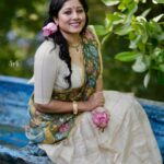 Anumol Instagram - ഓണാശംസകൾ 🌼 എല്ലാര്‍ക്കും നിറയെ സ്നേഹം 🌼❤️ Wearing @dipalidesigners Clicks @rvrimpressions @palettemedia Necklace @abharanam MUA @soumyashyam_makeupartist And my all support @nattupaathakal #Onam #OnamFestival #Kerala #Pookalam #Sadya #OnamCelebration #OnamVibes #HarvestFestival #TraditionalAttire #CulturalHeritage #Onam2023 Valanthakad