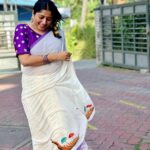 Anumol Instagram – The wind may mess up my saree, but it brings me joy..
Thank you for this beautiful Onam gift @parama_g 

📸 @nattupaathakal Kalamassery, India