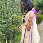 Anumol Instagram – The wind may mess up my saree, but it brings me joy..
Thank you for this beautiful Onam gift @parama_g 

📸 @nattupaathakal Kalamassery, India