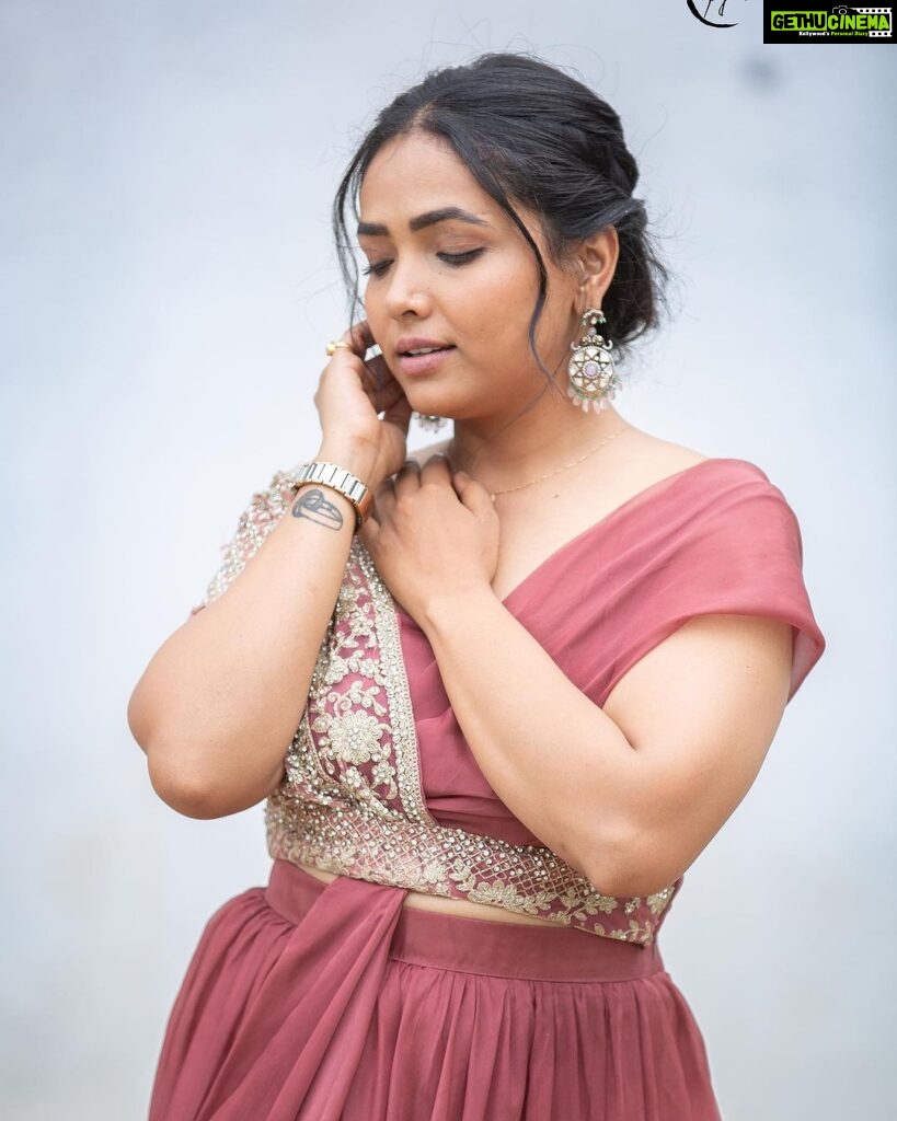 Anupama Gowda Instagram - Smile a lill extra 😃 Styling: @tejukranthi Assisted by: @khushi_jagadisha Outfit: @nineonine_designstudio Jewellery: @sunrisesilversmiths PC: @raghavstudios