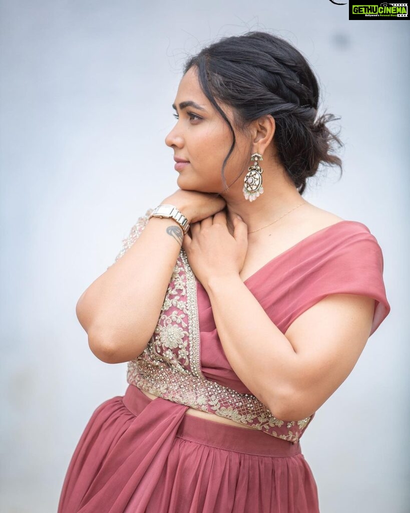 Anupama Gowda Instagram - Smile a lill extra 😃 Styling: @tejukranthi Assisted by: @khushi_jagadisha Outfit: @nineonine_designstudio Jewellery: @sunrisesilversmiths PC: @raghavstudios