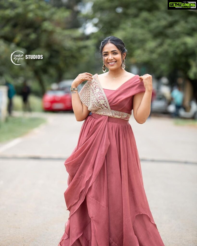 Anupama Gowda Instagram - Smile a lill extra 😃 Styling: @tejukranthi Assisted by: @khushi_jagadisha Outfit: @nineonine_designstudio Jewellery: @sunrisesilversmiths PC: @raghavstudios