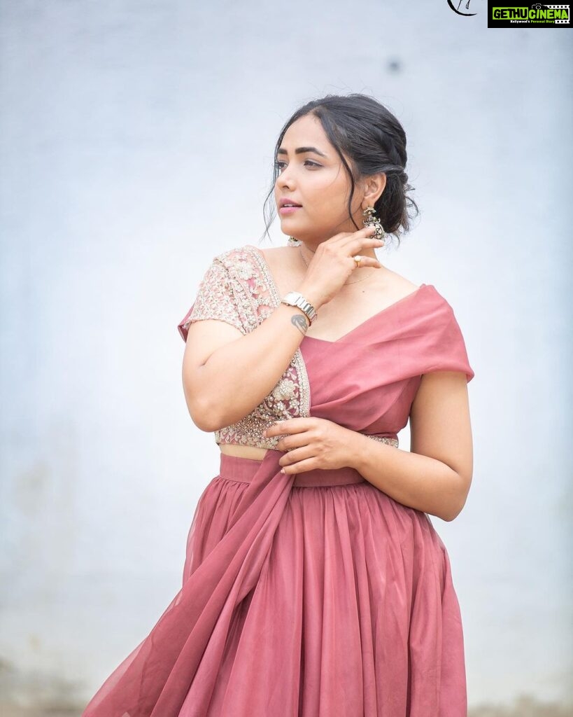 Anupama Gowda Instagram - Smile a lill extra 😃 Styling: @tejukranthi Assisted by: @khushi_jagadisha Outfit: @nineonine_designstudio Jewellery: @sunrisesilversmiths PC: @raghavstudios