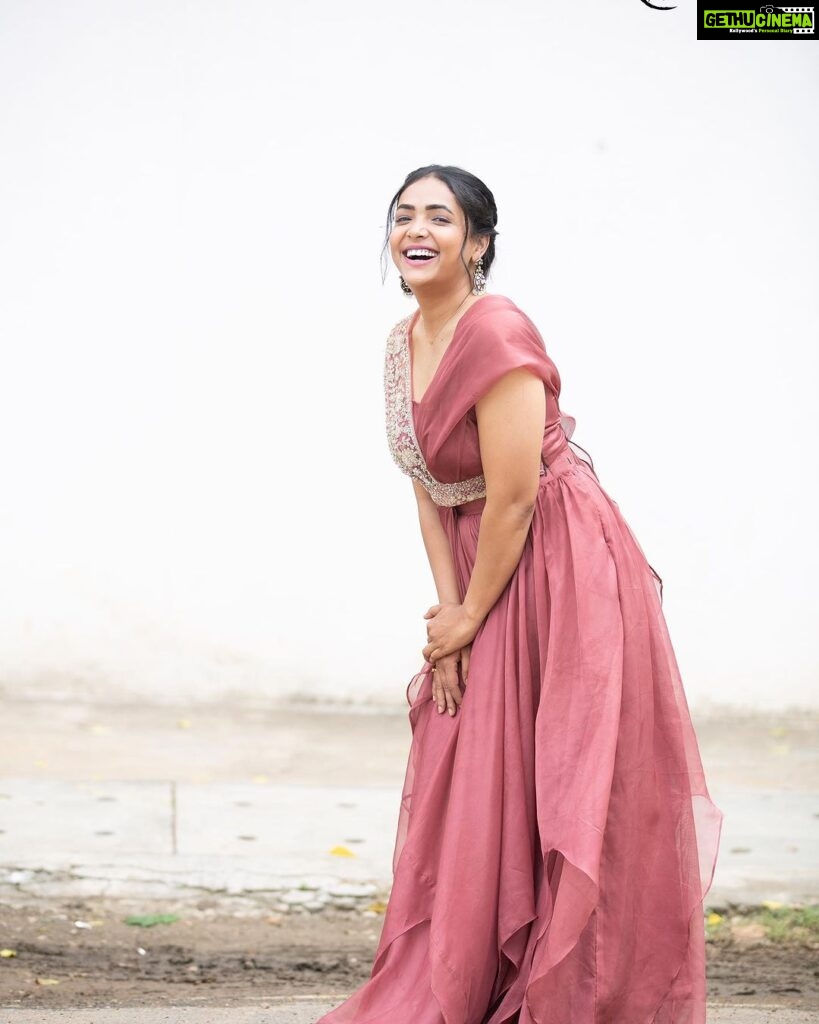 Anupama Gowda Instagram - Smile a lill extra 😃 Styling: @tejukranthi Assisted by: @khushi_jagadisha Outfit: @nineonine_designstudio Jewellery: @sunrisesilversmiths PC: @raghavstudios