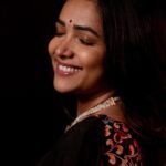 Anupama Gowda Instagram - 🖤✨ Styling: @tejukranthi Blouse: @assyadesigner Jewellery: @bcos_its_silver PC: @raghavstudios Bangalore, India
