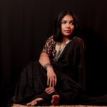 Anupama Gowda Instagram - ಸೀರೆಯುಟ್ಟ ನವಿಲು ನೀನು ದೃಷ್ಷಿ ಆಗಬಹುದೊ ಏನೊ…. Styling : @tejukranthi Blouse: @assyadesigner Jewellery: @bcos_its_silver PC: @raghavstudios Bangalore, India