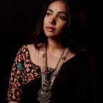 Anupama Gowda Instagram - 🖤✨ Styling: @tejukranthi Blouse: @assyadesigner Jewellery: @bcos_its_silver PC: @raghavstudios Bangalore, India