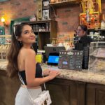 Anushka Sen Instagram - spent my birthday afternoon at this amazing experience centre of my favourite show FRIENDS!!! Had so much fun 🥹😘🤌💁‍♀️ Friends NYC Experience